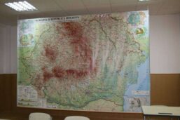 Alternative view of Romania si Republica Moldova. Harta fizica, administrativa si a substantelor minerale utile (editie 2007)