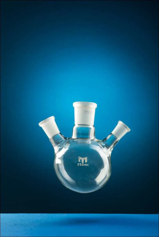 Balon cu Fund Rotund cu 3 Gaturi cu Slif - 100 ml - SN central 19/26 - SN laterale 14/23 - H 106 mm
